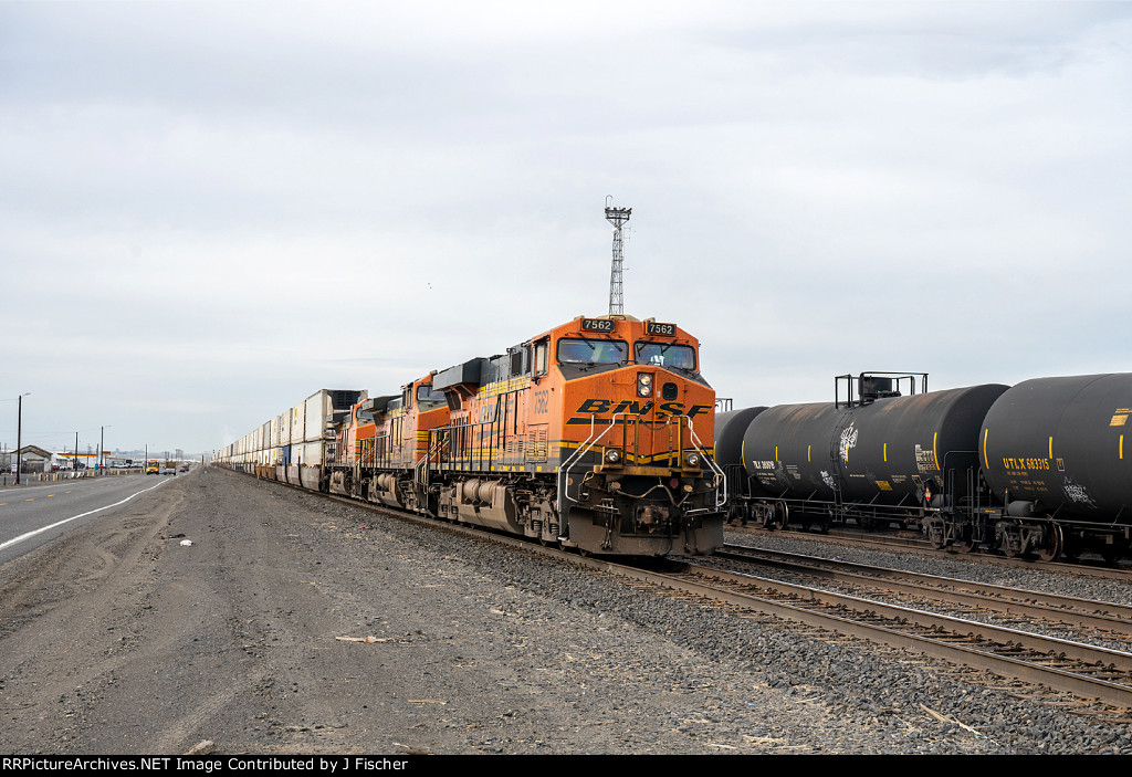 BNSF 7562